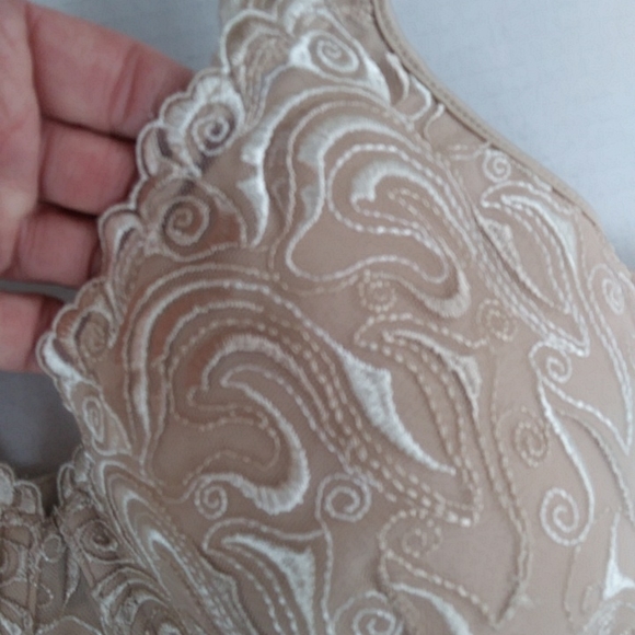 Playtex Secrets Side Smoothing Embroidered Underwire Bra 36DD Nude Tan - Picture 9 of 15